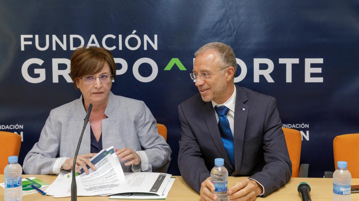 La presidenta de la Fundación Grupo Norte, Almudena Fontecha y el director general de Familia y Políticas Sociales de la Junta, Pablo Rodríguez