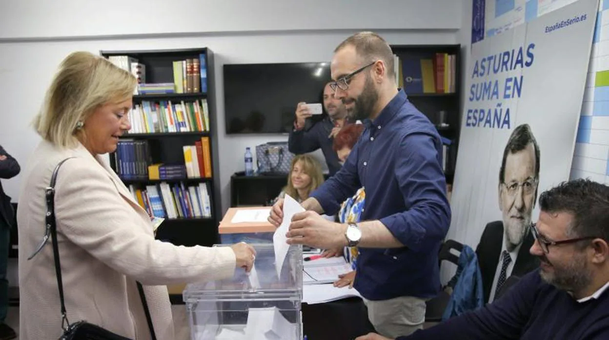 La presidenta del PP de Asturias, Mercedes Fernández, vota en la primera vuelta de las elecciones a la Presidencia del PP