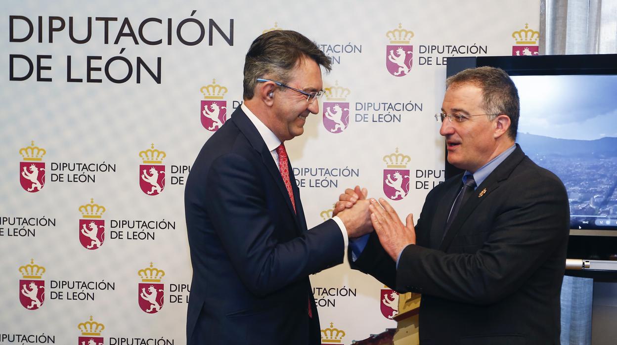 El presidente de la Diputación de León, Juan Martínez Majo, el alcalde de Astorga, Arsenio García, durante la presentación del III Congreso Mundial de Gaudí que se celebrará en Astorga