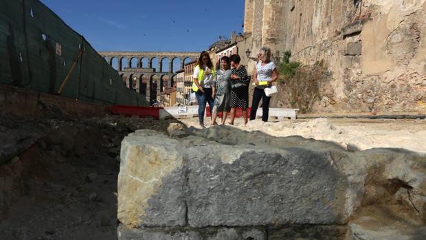 Las obras en la calle San Juan de Segovia sacan a la luz el cubo de una de la puertas medievales