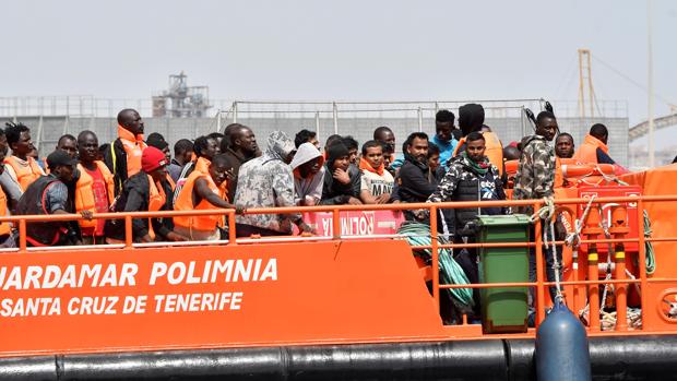 27 inmigrantes de origen subsahariano han sido trasladados al Puerto de Almería