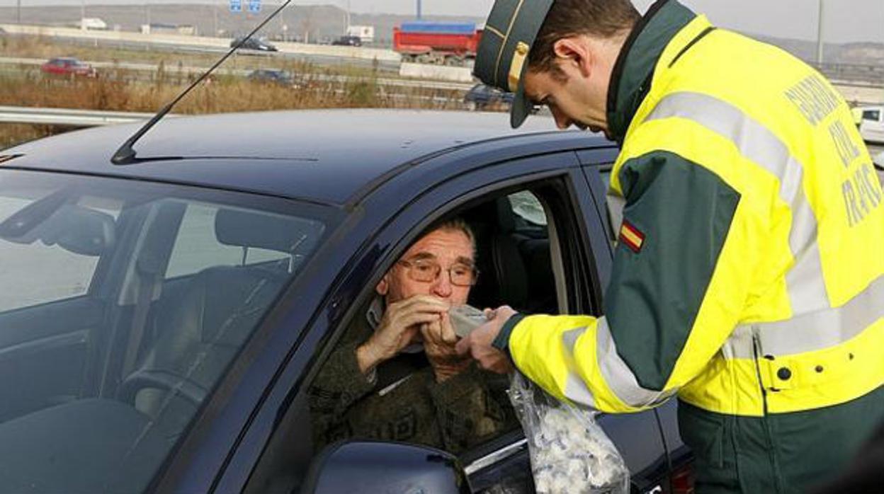 Un conductor de edad avanzada, al volante