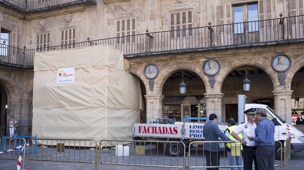 El Ayuntamiento de Salamanca acuerda por unanimidad revocar el título de alcalde de honor a Franco