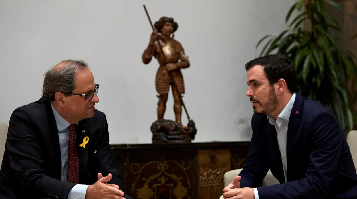 Quim Torra durante la reunión en el Palau de la Generalitat con Alberto Garzón