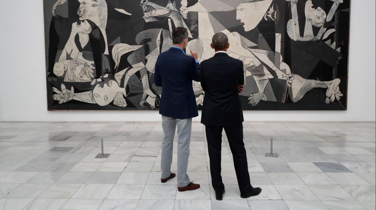 El Rey explica a Barack Obama el Guernica, de Picasso, durante la visita al Museo Reina Sofía