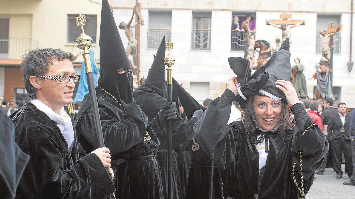 Una mujer participa en la procesion de la cofradía del Santo Entierro