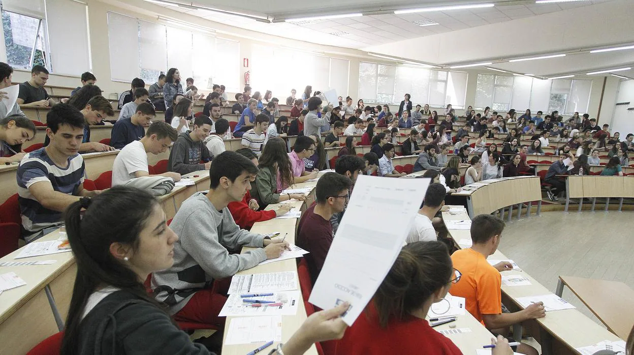 Estudiantes en un aula de la universidad de Santiago