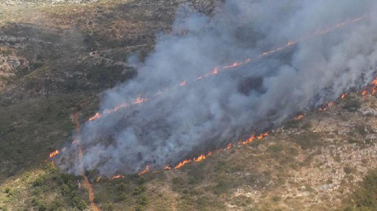 Imagen aérea del incendio en el Montgó