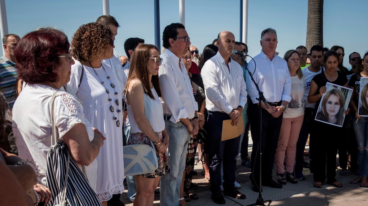 El alcalde de Lepe (Huelva), Juan Manuel González, acompañado de autoridades locales y provinciales, durante la concentración celebrada en el paseo marítimo de La Antilla en memoria de Cristina Márin
