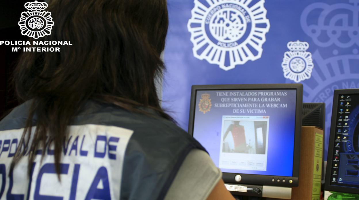 Una agente de policía revisa archivos