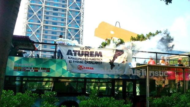 Arran asalta un bus turístico en Barcelona