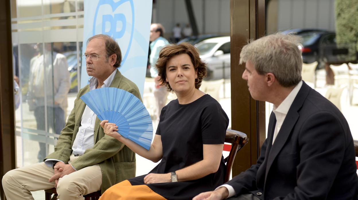 Soraya Sáenz de Santamaría, con Pío García-Escudero y Ángel Garrido, en Coslada