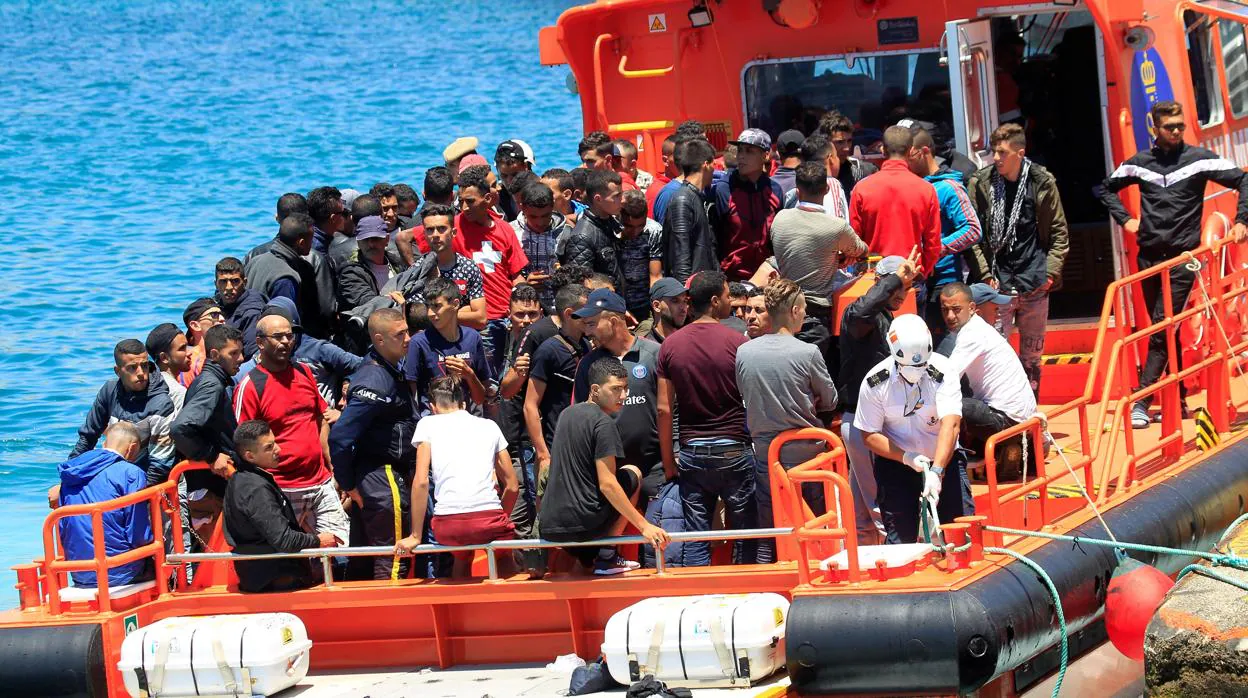 Imagen de Salvamento Marítimo llegando al puerto de Tarifa (Cádiz) tras rescatar a setenta inmigrantes el día 6 de junio en aguas del estrecho de Gibraltar