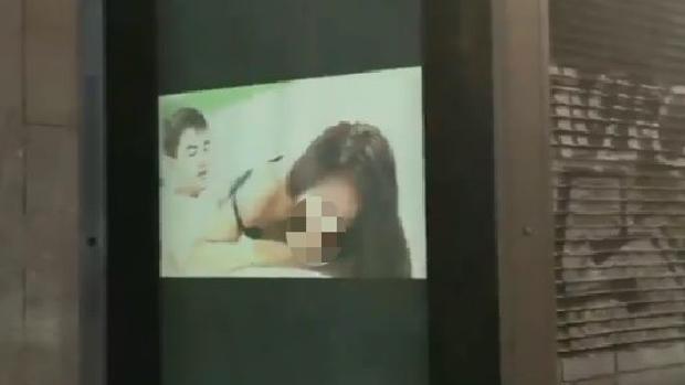 Un hacker filtra un vídeo porno en un anuncio luminoso de la calle Preciados