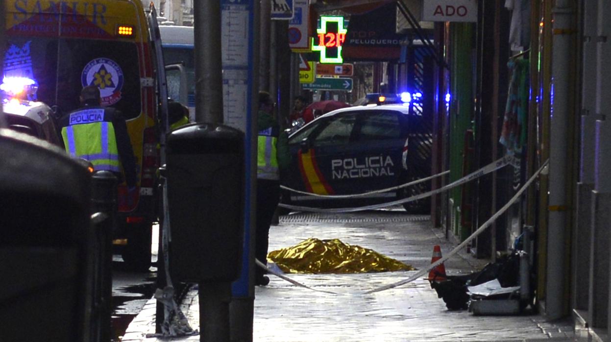 El cadáver de Luisito, tendido en el suelo de la calle de Fernando el Católico