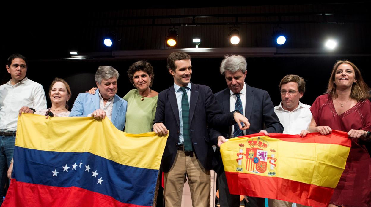 Pablo Casado, junto a Ángel Garridoy la expresidenta del PP en el País Vasco María San Gil