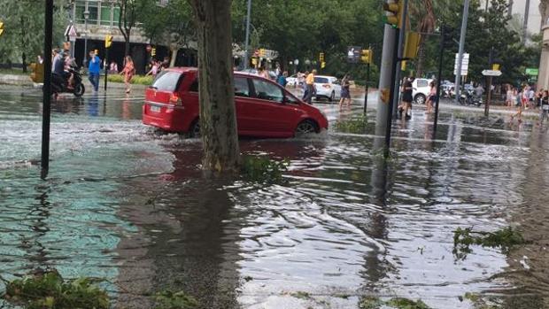 Zaragoza, sobresaltada por una tromba de agua y granizo con vientos huracanados