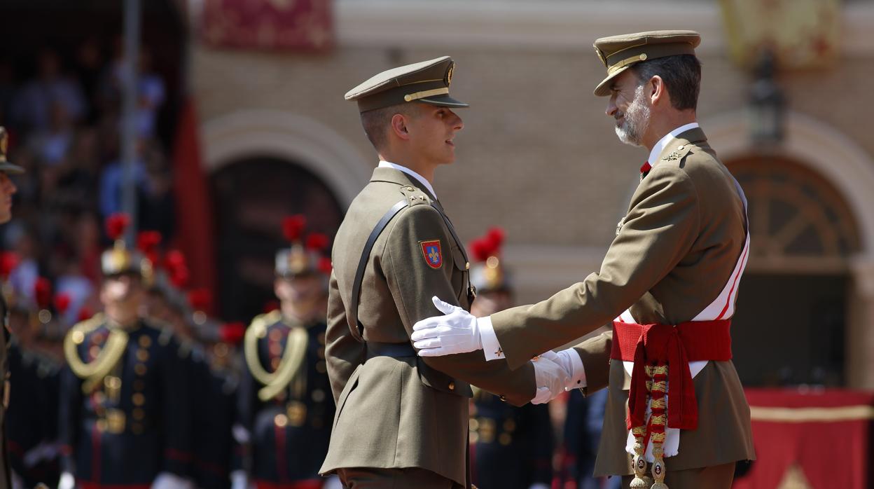 El Rey felicitando a uno de los nuevos oficiales distinguidos por su expediente académico