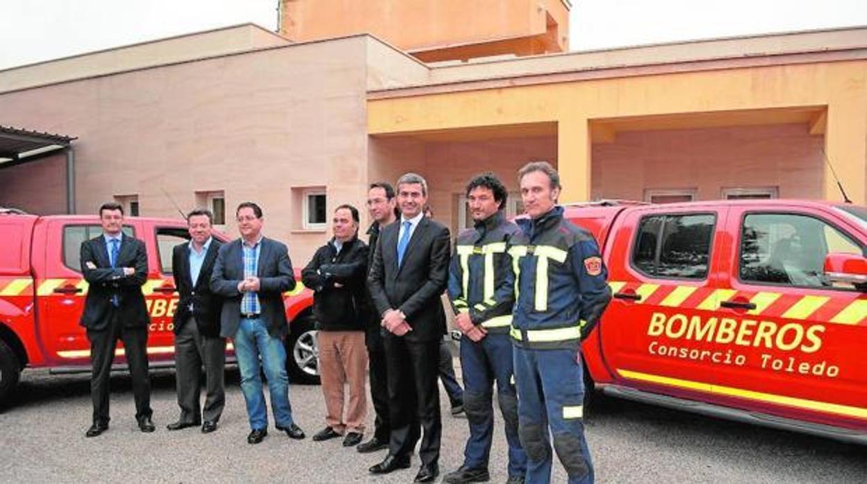 El presidente de la Diputación, Álvaro Gutiérrez (con corbata), en una entrega de vehículos