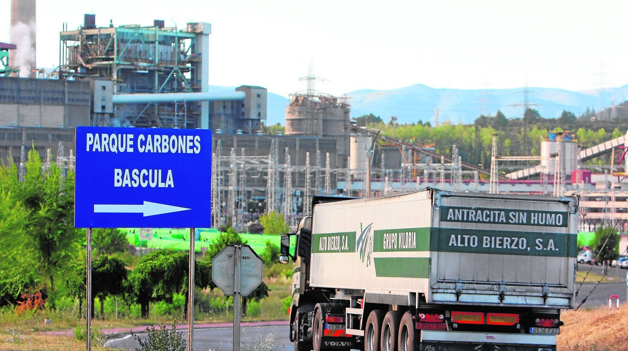 Un camión se dirige a descargar carbón en la central de Cubillos del Sil