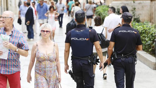 Arranca un diente de un puñetazo a una mujer por sentarse junto a su marido en un banco