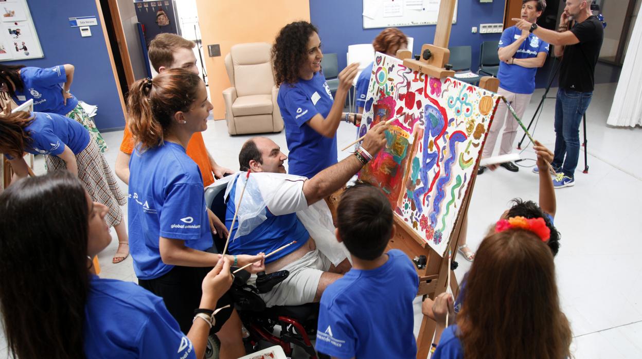 Imagen del taller de pintura al cual participaron voluntarios de Global Omnium y personas con parálisis cerebral de AVAPACE