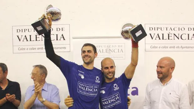 Mario i Brisca s’alcen amb la Copa de Raspall Diputació de València