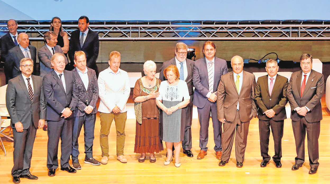 Santiago Aparicio junto a los premiados con el Cecale de Oro en Valladolid