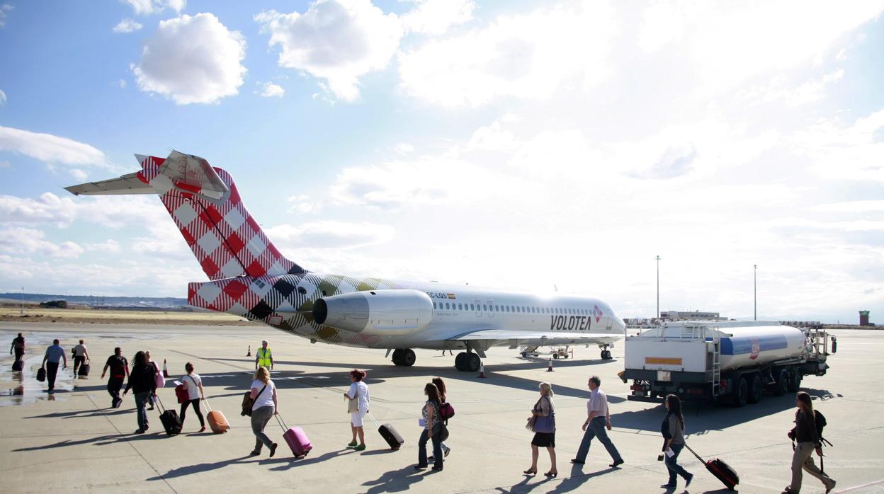 Pasajeros en la pista del aeropuerto zaragozano