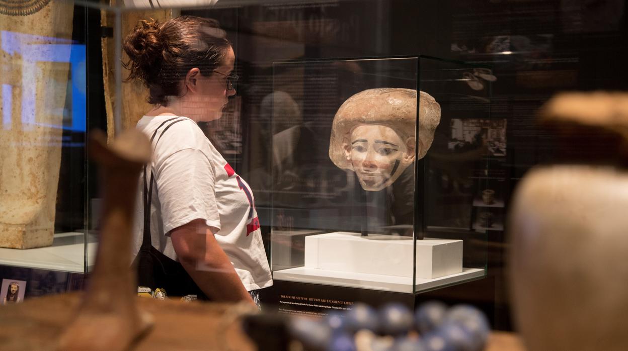 Una visitante observa una de las piezas de la exposición