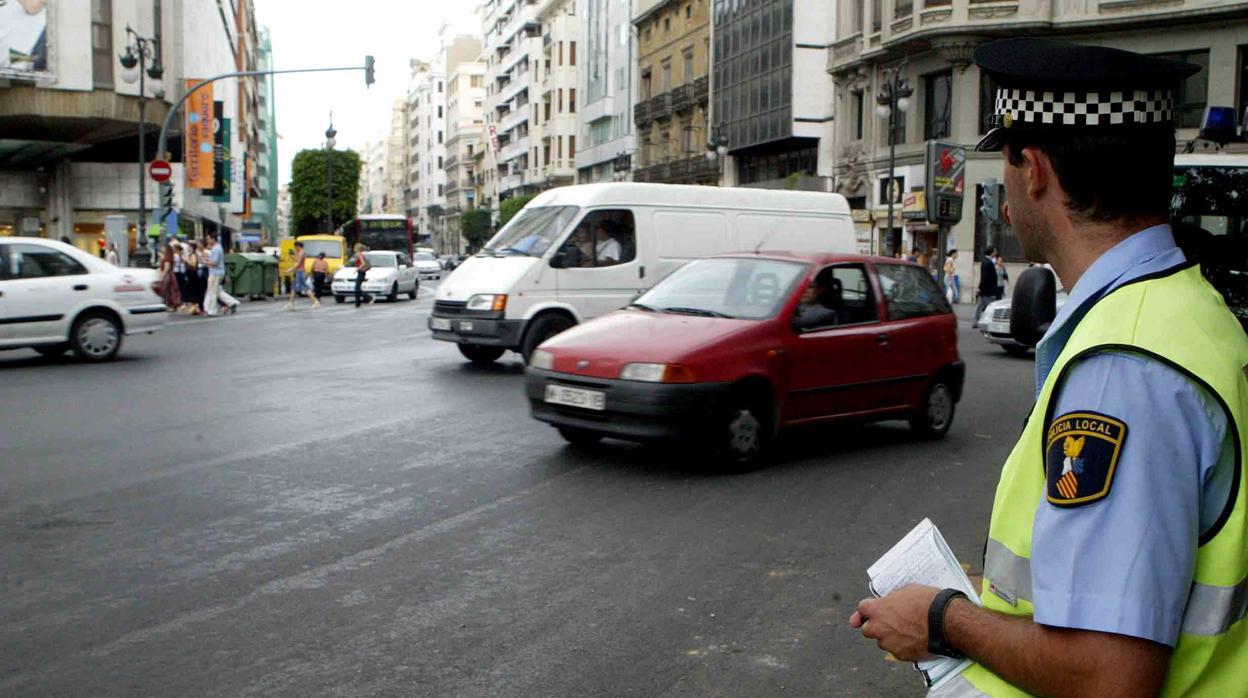 Imagen de un agente de la Policía local en Valencia