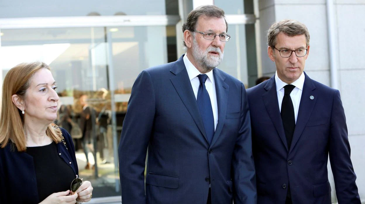 El expresidente del Gobierno Mariano Rajoy (c); la presidenta del Congreso de los Diputados, Ana Pastor (i), y el presidente de la Xunta, Alberto Núñez Feijóo (d)