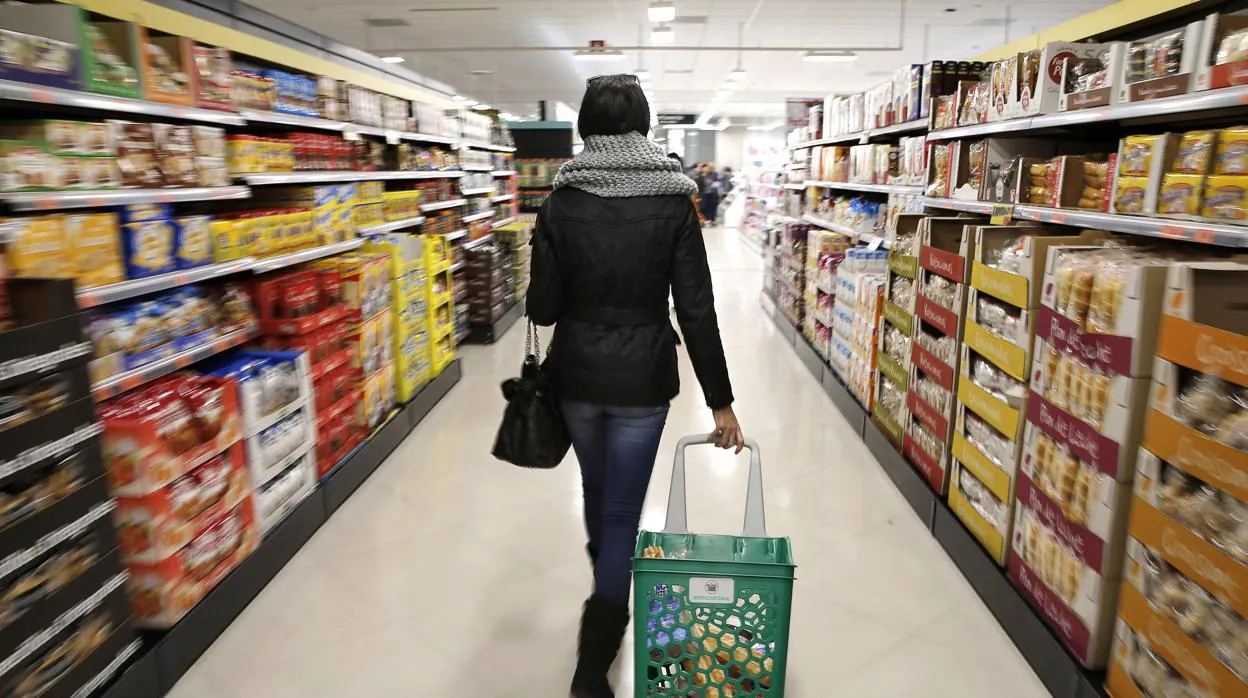 Una mujer hace la compra en un supermercado