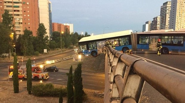 Un autobús del Mad Cool sin pasajeros queda suspendido de un puente de la M-11