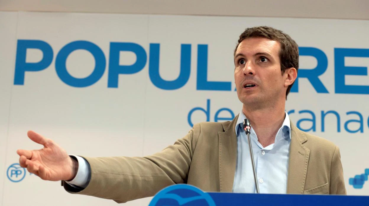 El candidato a presidir el PP, Pablo Casado, en Granada durante un cuentro con compromisarios andaluces