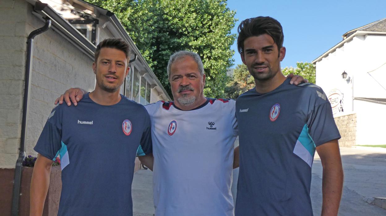 De izquierda a derecha, Ernesto Galán, el entrenador del Rayo Majadahonda y Enzo Zidane