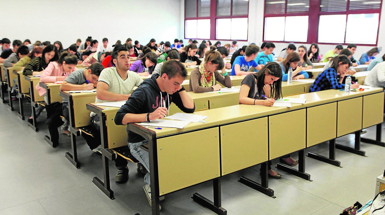 Alumnos durante una prueba de acceso a la universidad