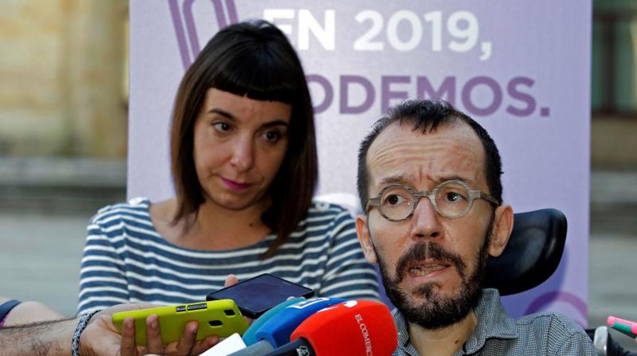 El secretario de Organización y Programas de Podemos, Pablo Echenique, atiende a los medios en Gijón