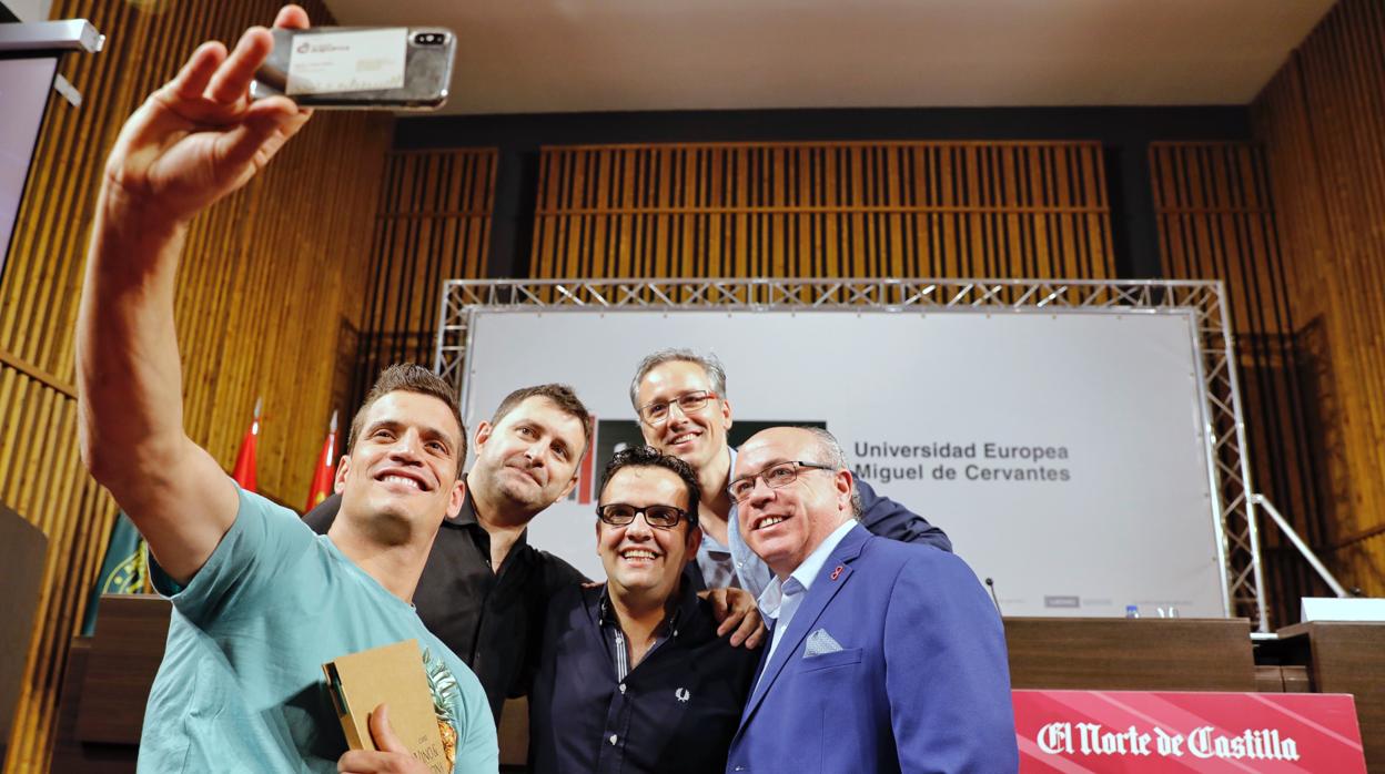 El moderador José Luis Martín, Director de ABC Castilla y León, con Miguel Cobo, Chef de Cobo Vintage, Víctor Martín, Chef del Restaurante Trigo, Marcelino Calvo, Sumiller de El Ermitaño y Miguel Ángel Benito, Sumiller del Museo Provincial del Vino.