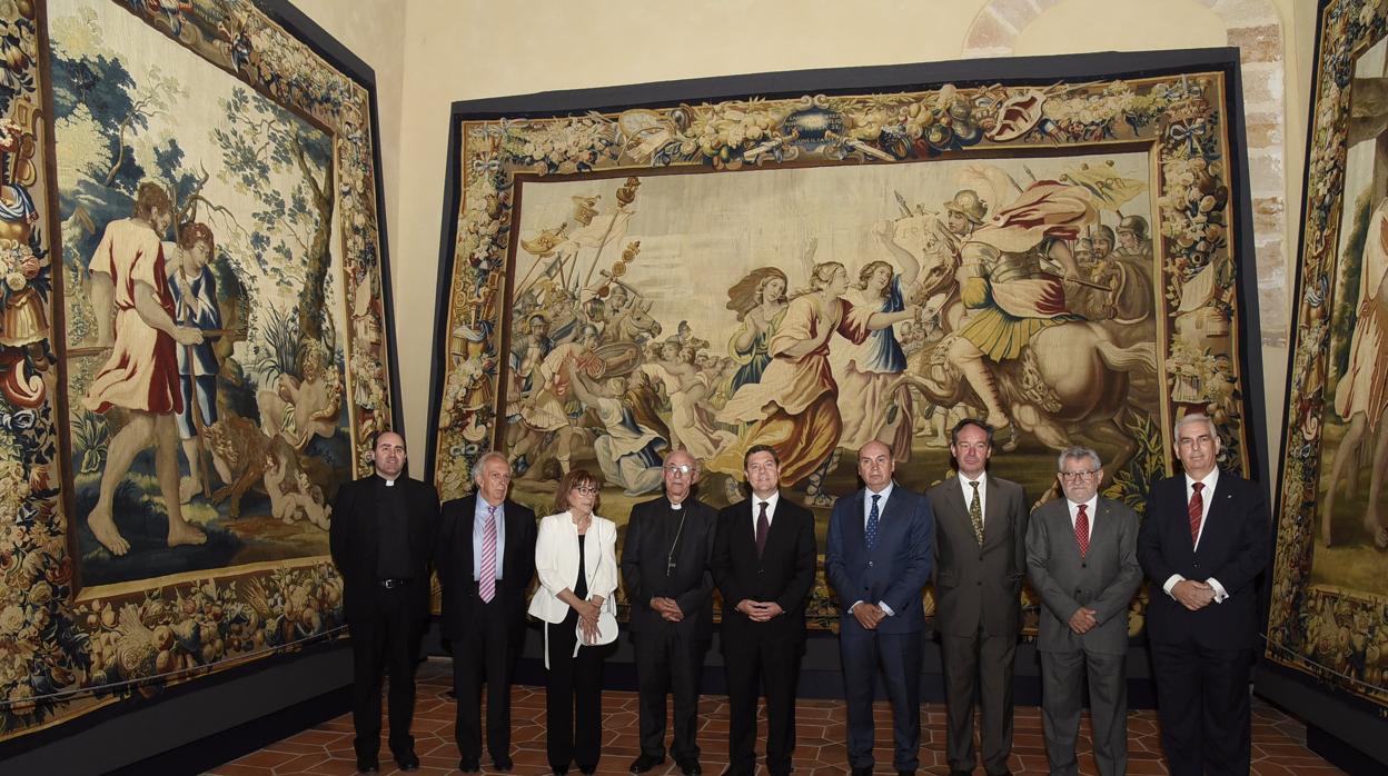 Emiliano Garía-Page, ayer en la sala Fragua del claustro de la catedral, donde permanecerán expuestos