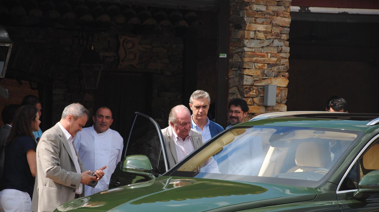 El Rey Emérito se dirige a su coche a la salida del restaurante