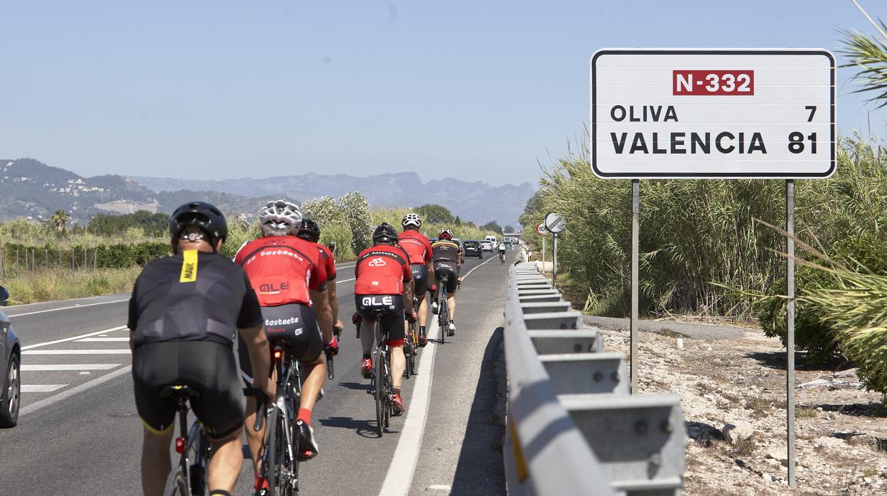 Imagen de archivo de un grupo de ciclista tomada en la provincia de Valencia