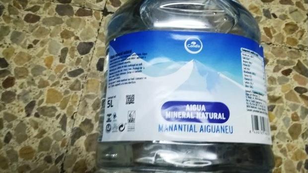 Retiran garrafas de agua de los supermercados Condis tras la indisposición de un consumidor