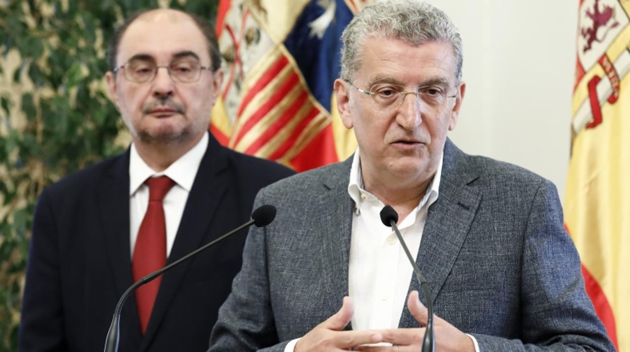 Sebastián Celaya ha explicado su dimisión acompañado por el presidente Javier Lambán