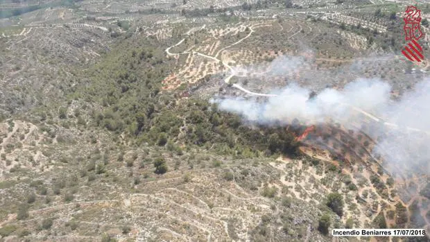 Un incendio forestal en Beniarrés moviliza a tres medios aéreos