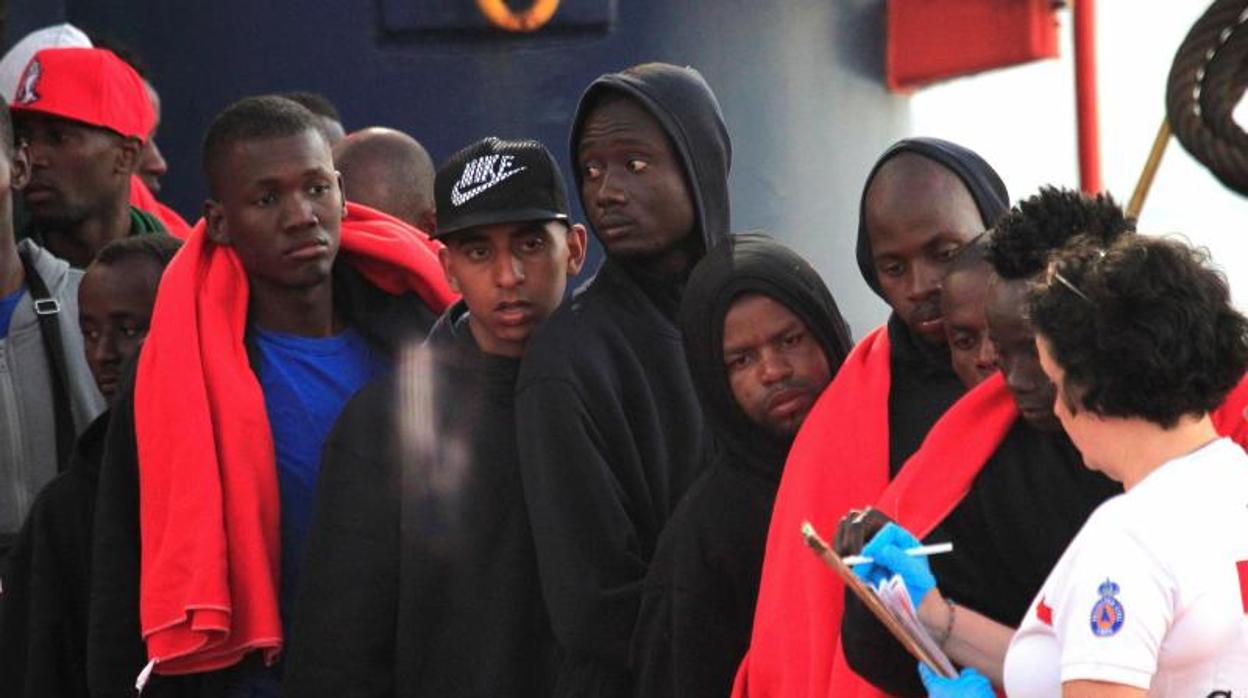 43 inmigrantes rescatados por la embarcación Luz de Mar cuando navegaban en una patera por aguas del estrecho de Gibraltar el lunes 16 de julio