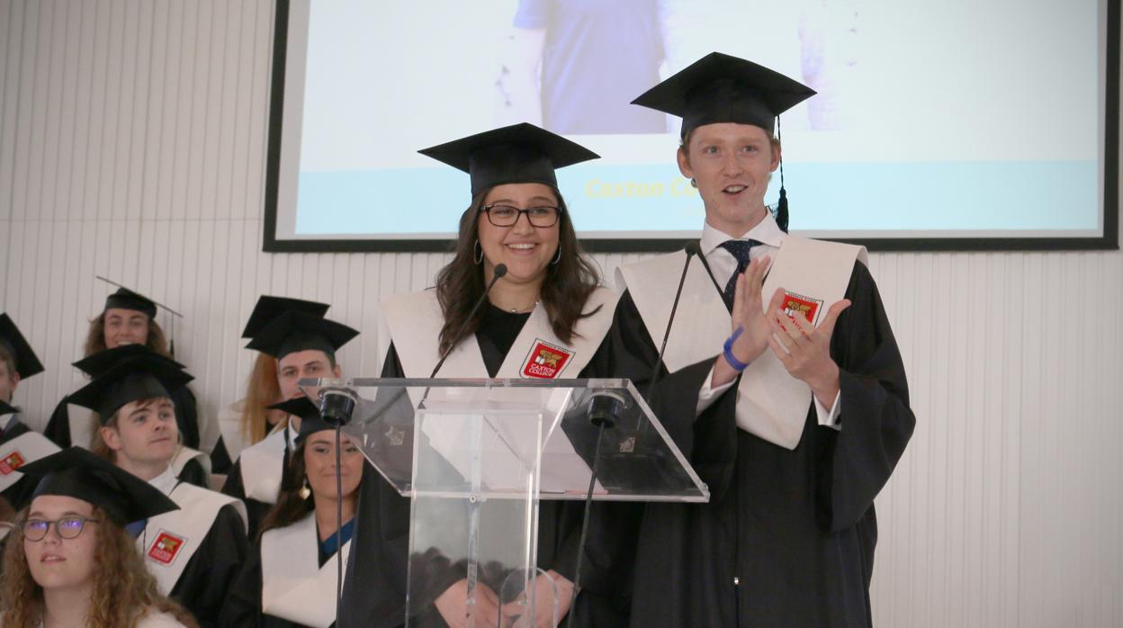 Imagen de alumnos del colegio Caxton College, en su graduación