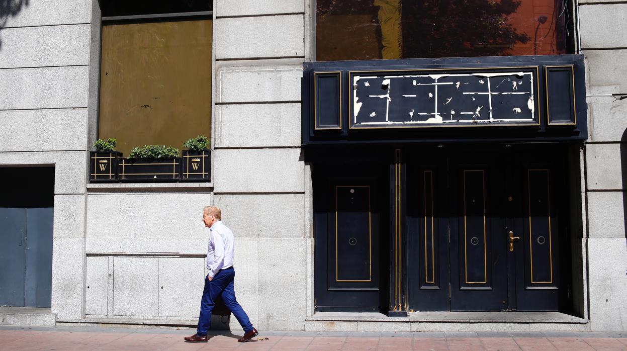 Fachada y entrada de la discoteca, ya cerrada y sin cartel, en plena calle de Velázquez