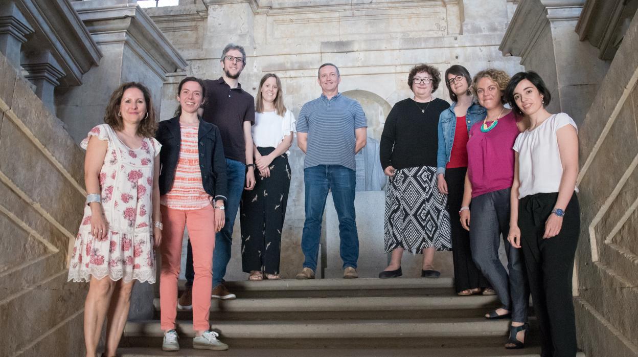 La profesora Carmen Fernández Juncal, cuarta por la derecha, con otros integrantes de este proyecto en la Universidad de Salamanca