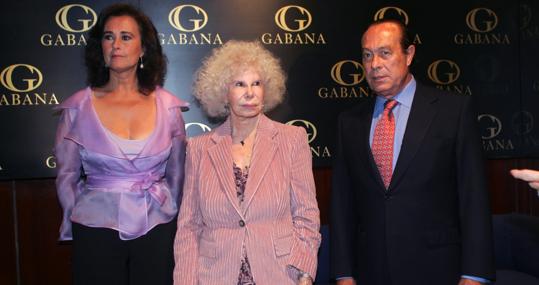 Carmen Tello, la duquesa de Alba y Curro Romero en una fiesta en 2005